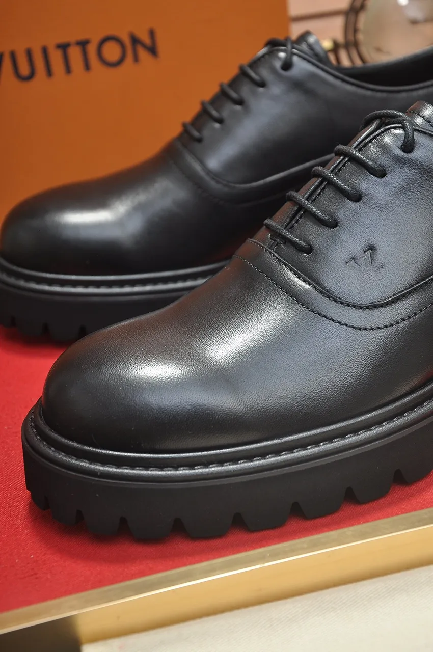 Men's men's shoes 💰640💶 [LV] (original single cowhide lining) 🍀LV's latest genuine leather business suit shoes are launched simultaneously on the official website. The first-layer cowhide imported from Italy is made of heavy gold, 💥official website 1:1 rubber outsole. Versatile to wear, high-end without losing class, and the color combination is extraordinary. This four-season style is alluring when worn on your feet, showing off your big-name flair. Standard code 38-45 (45 customized)